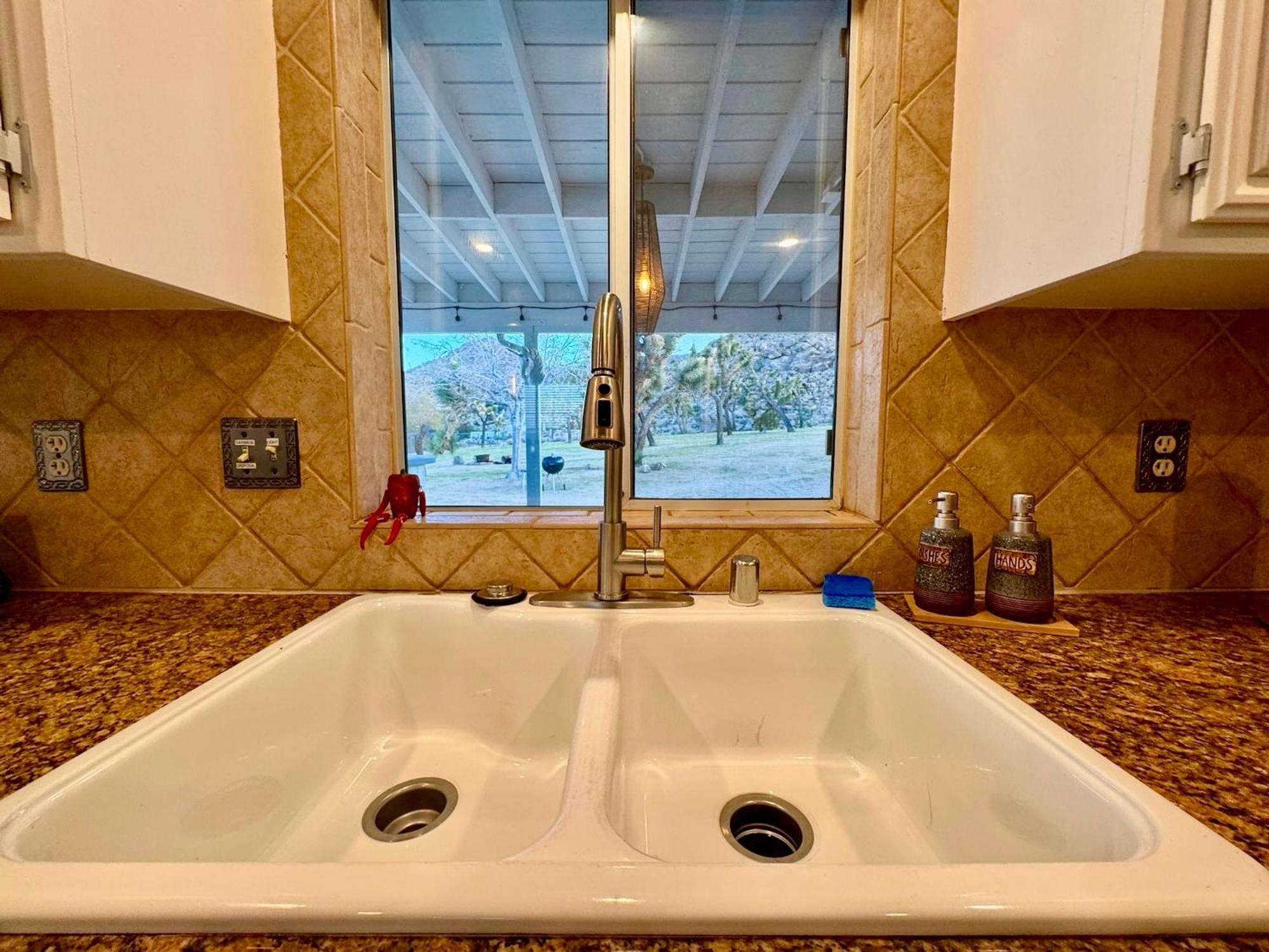Epic Views, Huge House, Acres Of J-Trees To Explore, Hot Tub, Pool, Ac, And Mini-Golf โจชัวทรี ภายนอก รูปภาพ